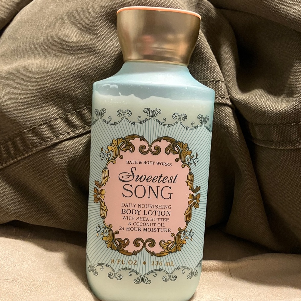 Bath & Body Works Sweetest Song Daily Nourishing Lotion - Light Blue